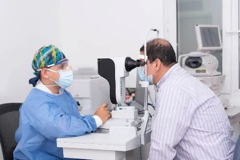 Equipo médico de Clínica Visionía comprometido con la atención en salud visual